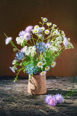 Vazoda bir buket kır çiçeği. Yabani çiçekler ve yoncalarla dolu kırsal bir hayat. Seçici yumuşak odaklanma. Doğal durgun yaşam.