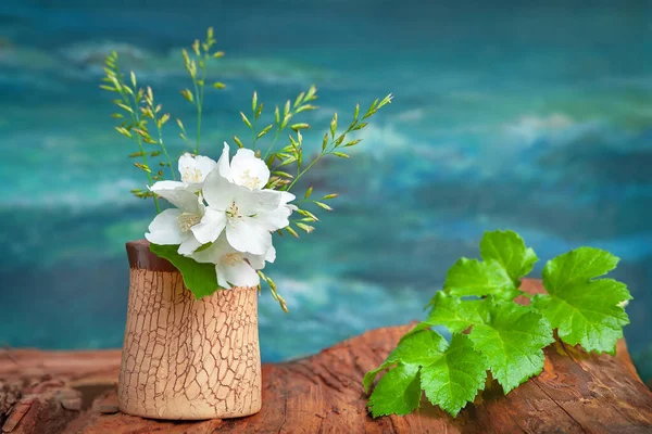 Bukiet Białych Kwiatów Dzikiego Jaśminu Zielonego Liścia Tle Artystycznym Rustykalna — Zdjęcie stockowe