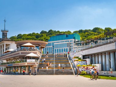 06 / 06 / 2020. Ukrayna. Kiev. Gündüz vakti şehir nehir limanının genel planlama alanı. Şehir eğlenceleri.