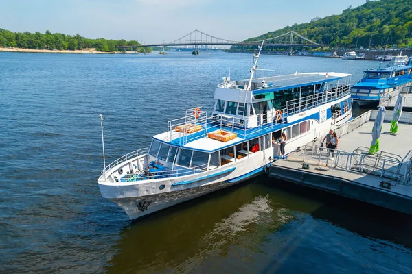 2020 Ukraine Kiev River Pleasure Boat Moored Pier Navigation Dnieper — Stock Photo, Image