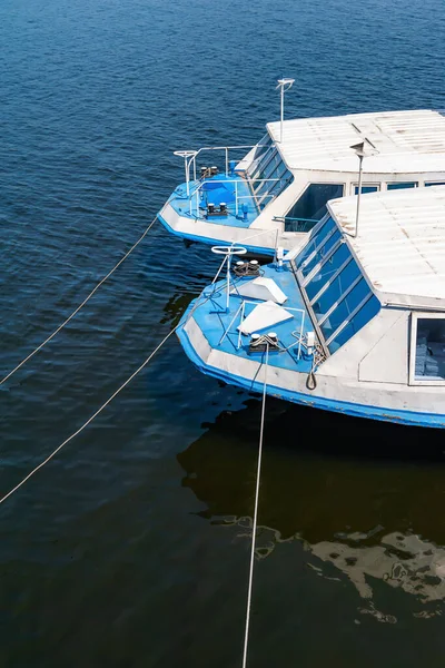 2隻の船をデッキ 川の喜びのボートのデッキのフラグメント 川の水輸送 夏の観光と旅行 — ストック写真