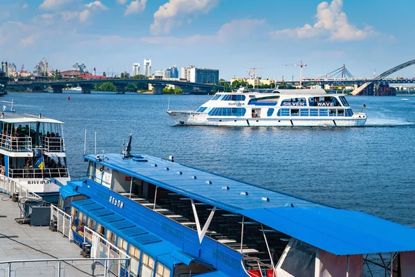 2020年6月6日 ウクライナだ キエフ 観光客と川の喜びのボートは ポートで呼び出します ドニエプル川の航行 — ストック写真