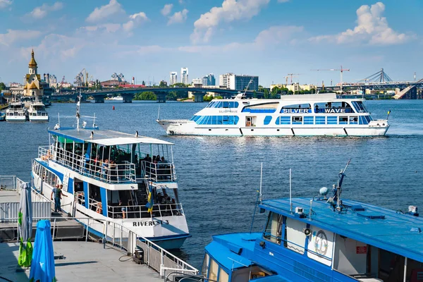 2020年6月6日 ウクライナだ キエフ 川の観光の喜び船は ポートで呼び出します ドニエプル川の航行 — ストック写真