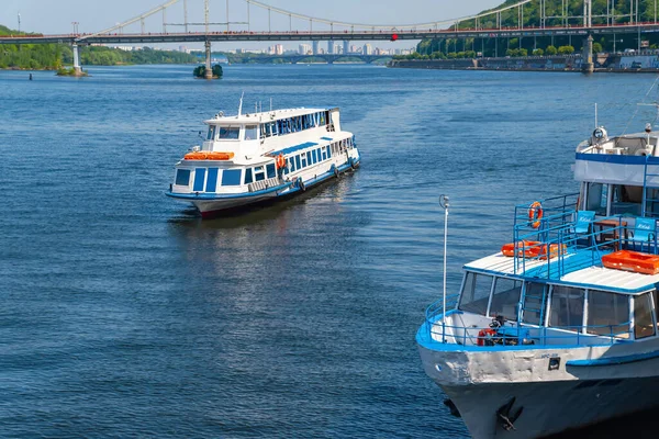 Osobní Loď Proplouvá Kolem Přístavu Navigace Dněpru Víkendové Procházky — Stock fotografie