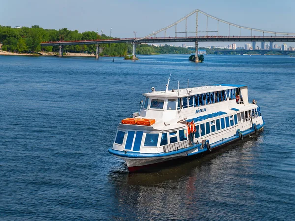 2020 Ukrajina Kyjev Řeka Turistická Rekreační Loď Plující Podél Řeky — Stock fotografie