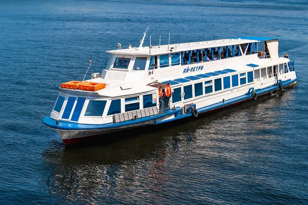 2020年6月6日 ウクライナだ キエフ 川の遊覧船が川に浮かぶ ドニエプル川の航行 — ストック写真