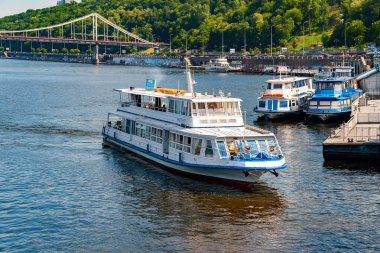 06 / 06 / 2020. Ukrayna. Kiev. Nehirdeki eğlence gemisi bataklığı. Dinyeper 'da Navigasyon.