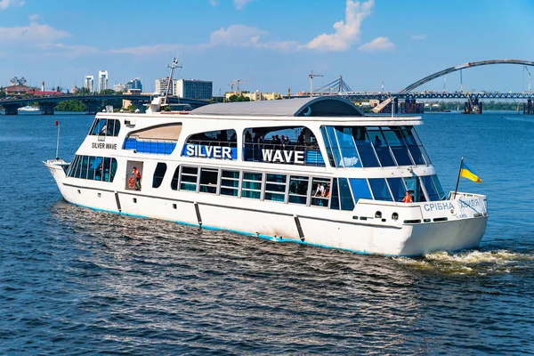 2020年6月6日 ウクライナだ キエフ 閉じる喜び川のボートのアップ ドニエプル川の航行 — ストック写真