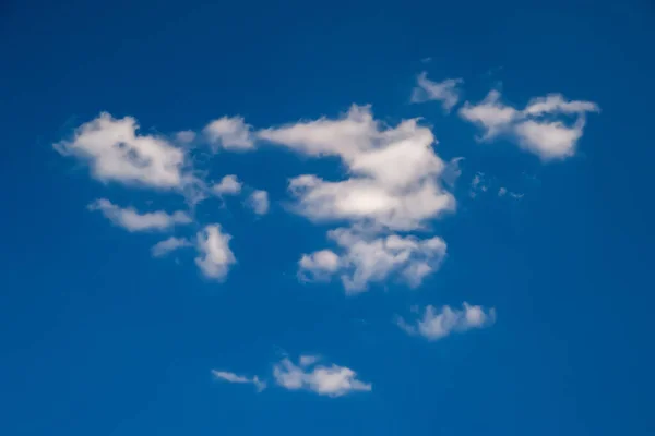 Φωτεινά Σύννεφα Σύννεφα Στον Γαλάζιο Ουρανό Φυσικό Φόντο Του Ουρανού — Φωτογραφία Αρχείου