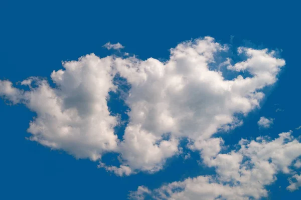 Αντίθεση Σωρευτικών Νεφών Θραύσμα Από Ένα Σύννεφο Ένα Γαλάζιο Ουρανό — Φωτογραφία Αρχείου