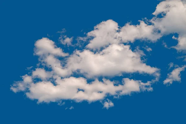 Λευκά Πυκνά Σύννεφα Μια Ομάδα Από Σύννεφα Ένα Γαλάζιο Ουρανό — Φωτογραφία Αρχείου