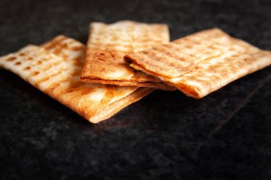 Siyah mermer üzerinde üç tane lanet kurabiye. Taze pişmiş ürün. Kopyalama alanı olan seçici yumuşak odak.