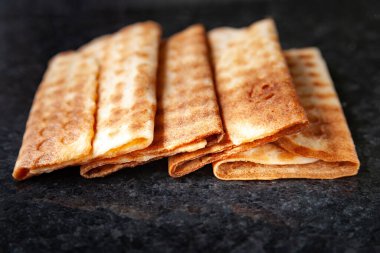 Siyah mermer üzerinde lanet bisküviler. Taze pişmiş ürün. Seçici yumuşak odak.