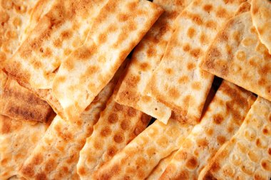 Birçok kurabiye arka planının üst görüntüsü. Taze pişmiş kurabiyeler. Seçici yumuşak odak.