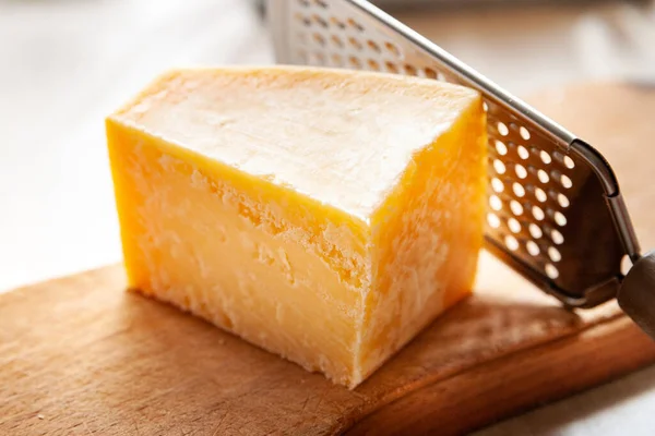 Käse Und Reibe Parmesanstück Auf Einem Holzbrett Reibe Zum Reiben — Stockfoto