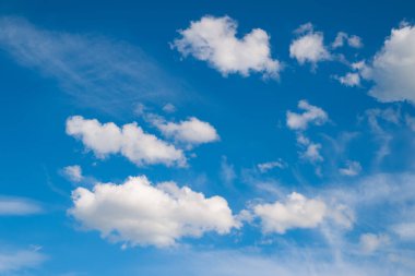 Bulutlu gökyüzü. Soğuk mavi gökyüzüne karşı beyaz kümülüs bulutları. Doğal manzara arka planı. Düzenleme ve tasarım için güzel duvar kağıdı.