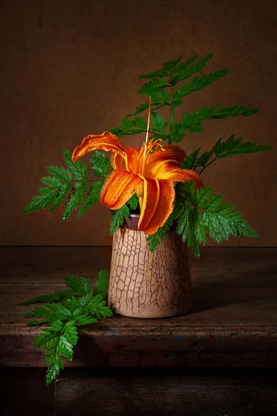 Mokra Pomarańcza Wazonie Drewnianym Stole Kwiat Lilii Dziennej Kroplach Wody — Zdjęcie stockowe