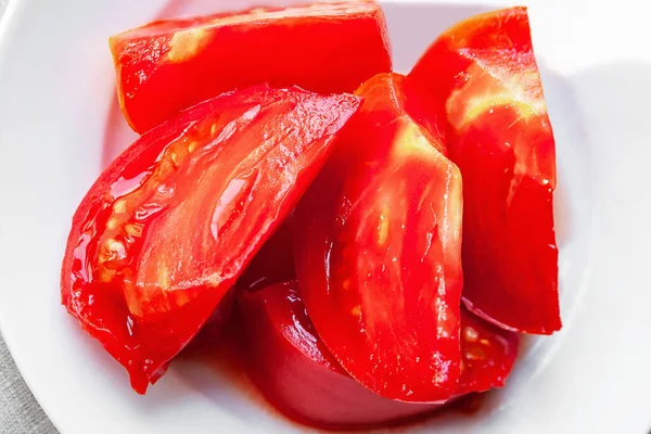 Gesneden Tomaat Close Sappige Rijpe Tomatenschijfjes Gestapeld Een Witte Plaat — Stockfoto