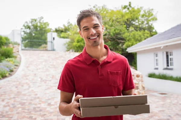 Jeune Livreur Souriant Tenant Des Boîtes Pizza Plein Air Joyeux — Photo