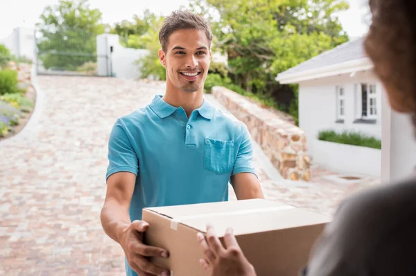 Repartidor Sonriente Con Uniforme Azul Entregando Cajas Paquetes Una Mujer — Foto de Stock