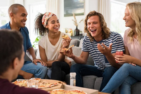 Gruppo Amici Multietnici Che Mangiano Pizza Durante Festa Casa Gruppo — Foto Stock