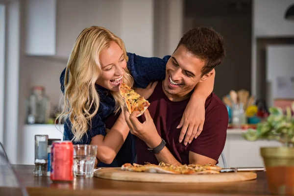 Close Jovem Belo Casal Compartilhando Pizza Cortada Casa Jovem Mulher — Fotografia de Stock