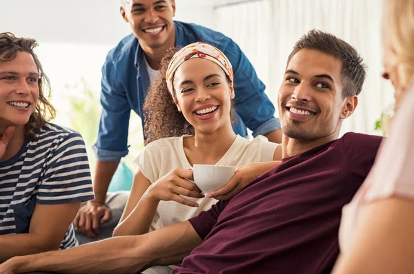 Jóvenes Amigos Conociendo Disfrutando Del Café Después Mucho Tiempo Grupo — Foto de Stock