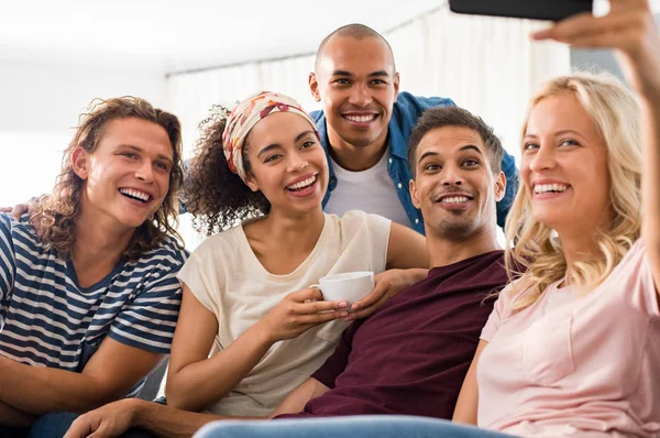 Gruppe Multiethnischer Freunde Die Hause Ein Selfie Machen Lächelnde Männer — Stockfoto