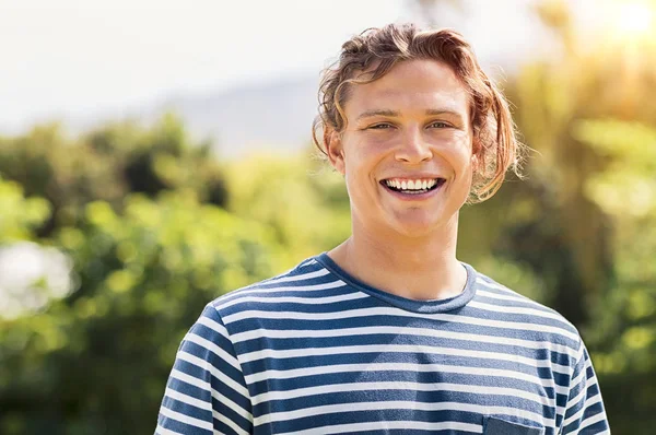 Allegro Uomo Sorridente Con Lunghi Capelli Biondi Che Guarda Macchina — Foto Stock