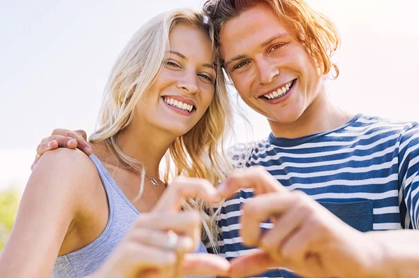 Closeup Shot Young Man Beautiful Woman Making Heart Shape Hands — Stock Photo, Image