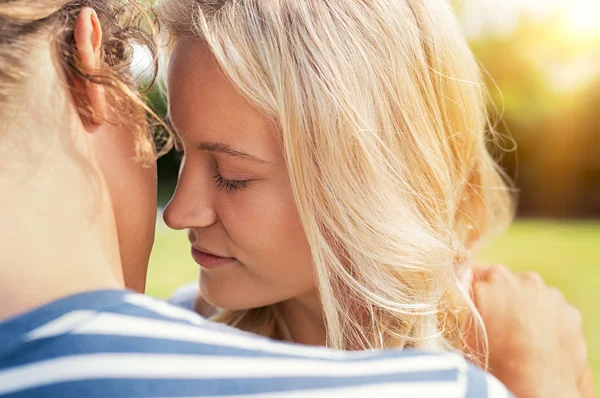 Zbliżenie Twarzy Młodej Kobiety Miłości Gotów Całować Swojego Chłopaka Odkryty — Zdjęcie stockowe