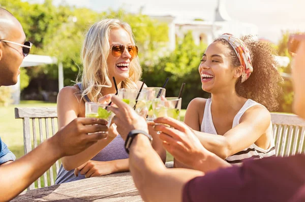 Dos Felices Parejas Jóvenes Brindando Con Vasos Cócteles Jóvenes Mujeres —  Fotos de Stock