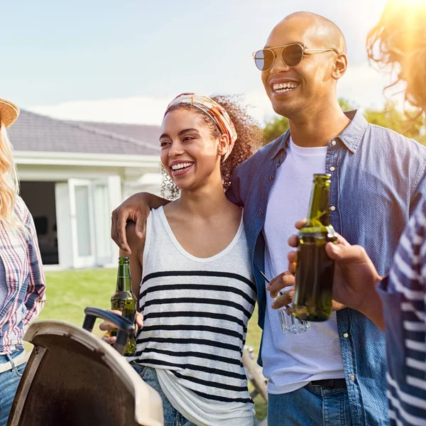 Groupe Amis Multiethniques Faisant Barbecue Dans Cour Heure Dîner Couple — Photo