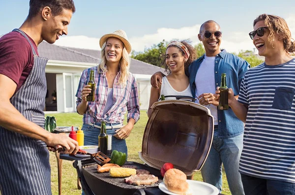 Amigos Multiétnicos Fiesta Barbacoa Jardín Casa Joven Cocinando Carne Barbacoa — Foto de Stock