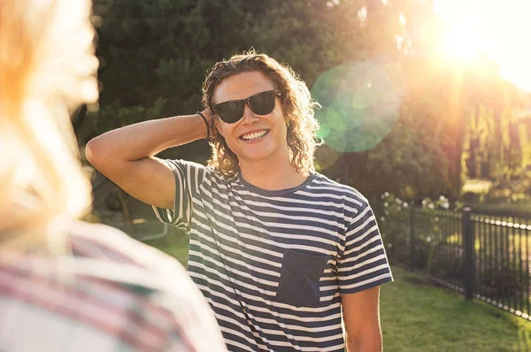 Portret Szczęśliwy Młody Człowiek Sobie Czarne Okulary Przeciwsłoneczne Sunset Park — Zdjęcie stockowe