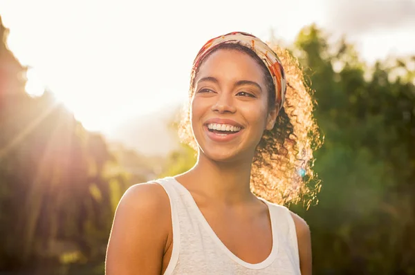 Retrato Bela Mulher Afro Americana Sorrindo Olhando Para Parque Durante — Fotografia de Stock