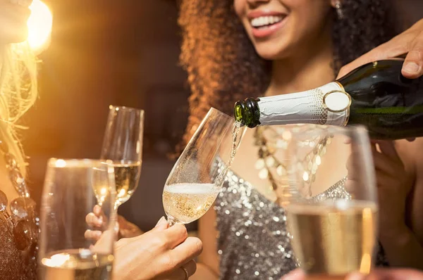 Hand Champagne Fles Gieten Bril Met Vrienden Hem Heen Close — Stockfoto