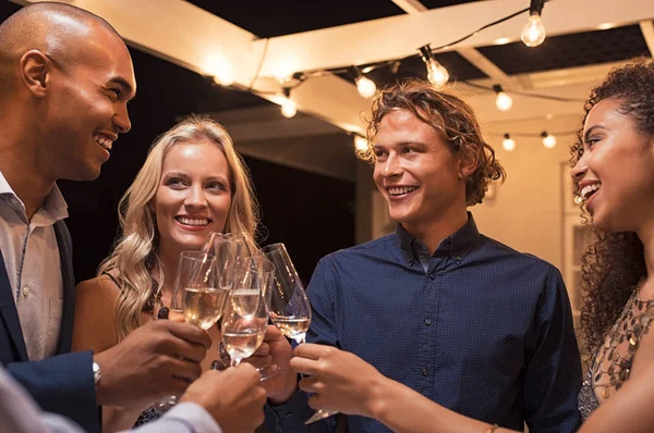 Groep Van Multi Etnische Vrienden Roosteren Champagne Fluiten Buiten Feestavond — Stockfoto