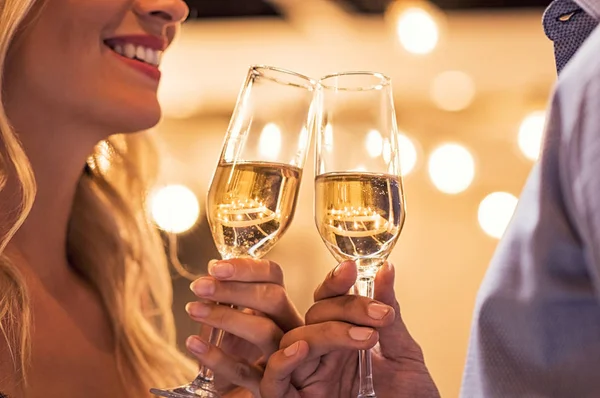 Man Vrouw Roosteren Champagne Flutes Onder Gloeilamp Buiten Close Van — Stockfoto