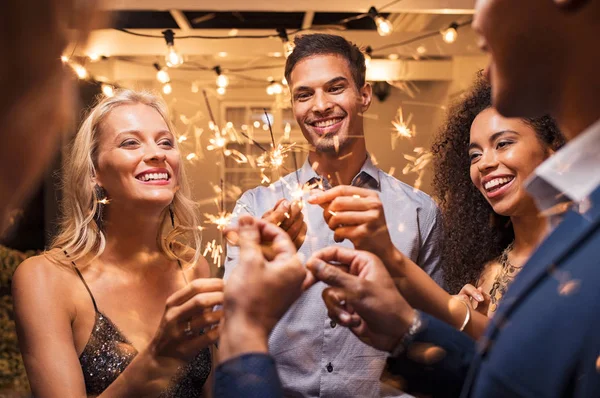 Gruppe Multiethnischer Freunde Die Sich Bei Einer Nächtlichen Party Mit — Stockfoto