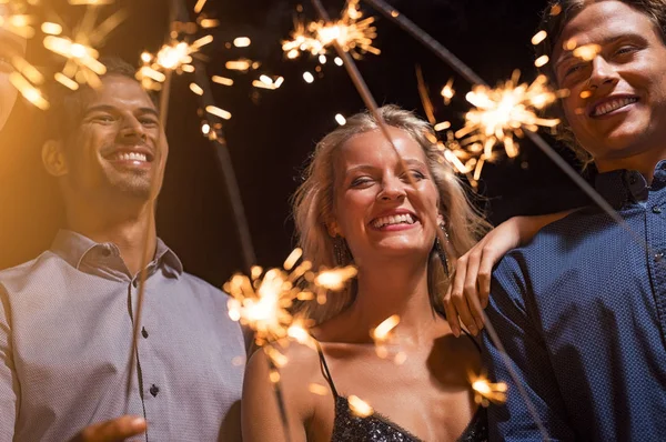 Feliz Hermosa Mujer Hombres Celebrando Festival Con Luces Bengala Alegre — Foto de Stock