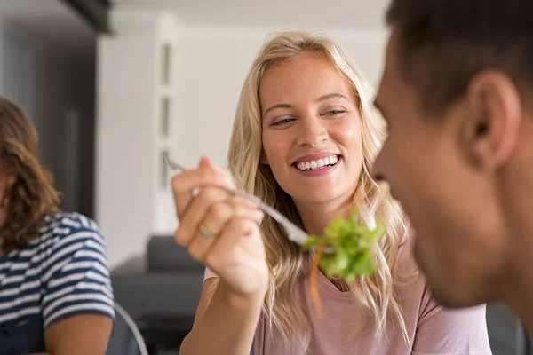 Menina Sorridente Feliz Alimentando Salada Para Namorado Jovem Alegre Dando — Fotografia de Stock
