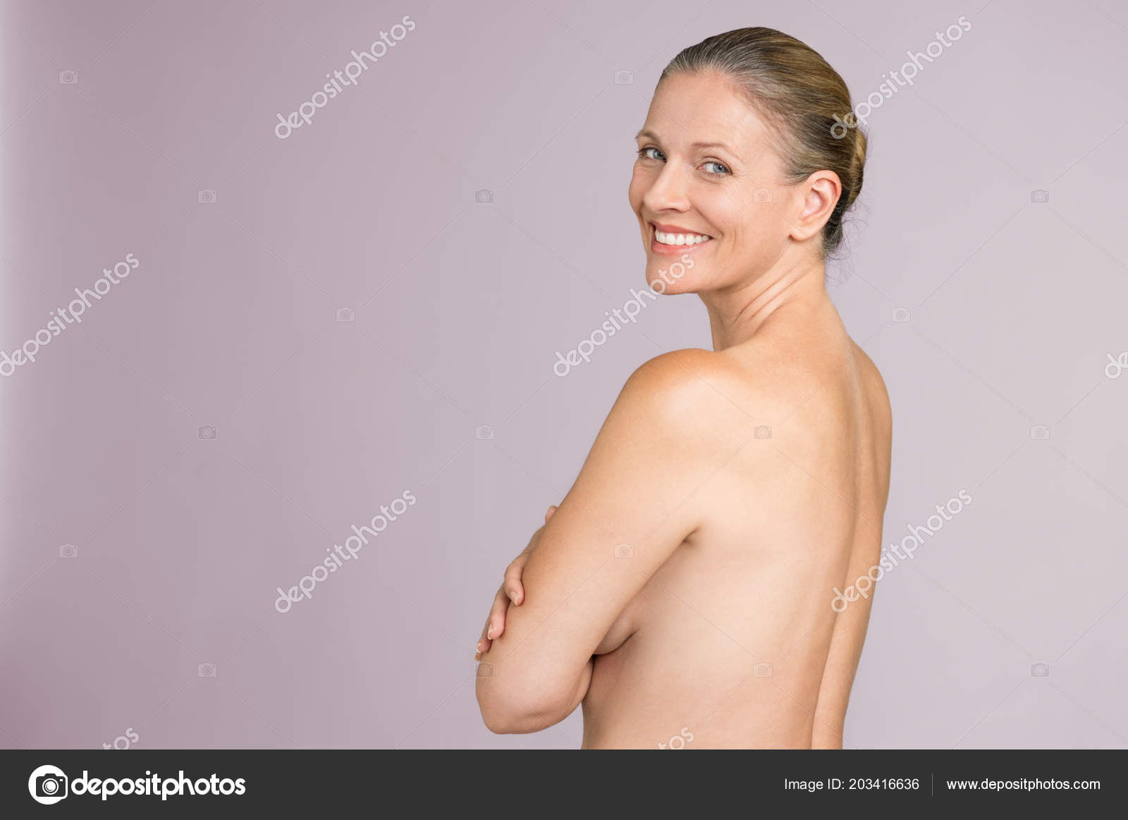 beatifull mature nudist Senior Woman Showing Naked Back Looking Camera Happy Mature Woman — Stock  Photo © ridofranz #203416636
