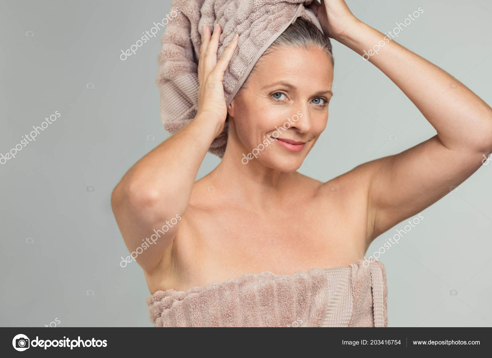 Femme Souriante Portant Un Bonnet De Douche Debout Isolé Sur Fond