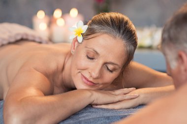 Spa merkezinde vücut tedavi sonrası istirahat kadın kıdemli. Olgun çift Sağlık Merkezi'nde yüzyüze rahatlatıcı gülümseyerek. Kadının kocası ile güzellik tedaviden sonra kapalı gözlerle rahatlatıcı tatlı yüz.