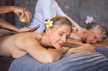 Üst düzey iki yağ ayurveda spa tedavisi sağlık merkezinde olması. Güzel olgun kadın kocası ile bir sırt masajı sahip. Rahat kadın ve erkek bir spa Güzellik Bakımı ile bir petrol masaj keyfi.