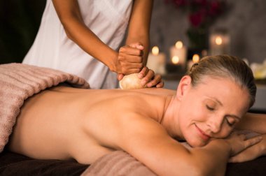 Geri ayurvedik masaj sonra Spa'da duygu kadın kıdemli rahat. Çıplak kadın kıdemli Sağlık Merkezi arkası Pinda masaj yapmaya masajcı. Güzel olgun Bayan yalancılık ve having pindasweda lüks spa salonda bitkisel çanta masajla.