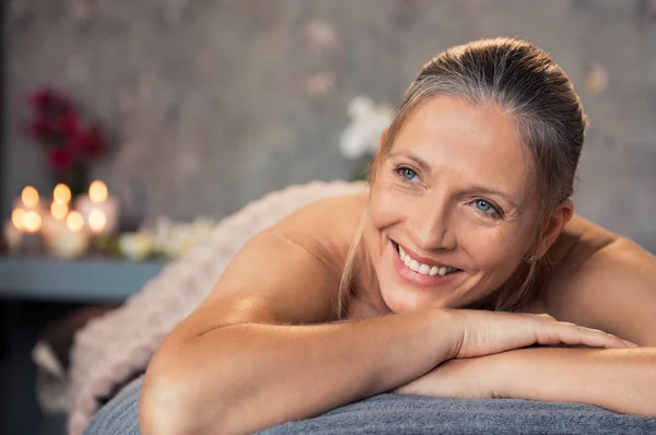 Closeup Blond Žena Ležící Lehátku Wellness Centru Pro Masážní Terapie — Stock fotografie