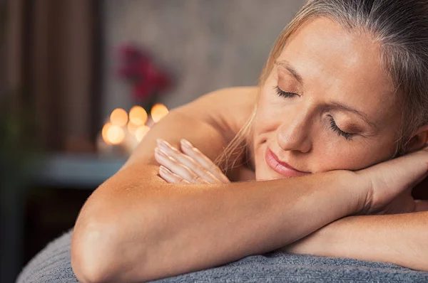 Closeup Tvář Zralá Žena Ležící Lehátku Oči Zavřené Wellness Centru — Stock fotografie