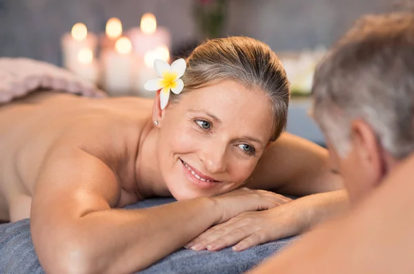 Couple Souriant Couché Sur Table Massage Spa Regardant Heureux Couple — Photo